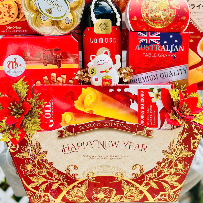 Phần giỏ in “Happy New Year” phối decor hoa đỏ – vàng sang trọng