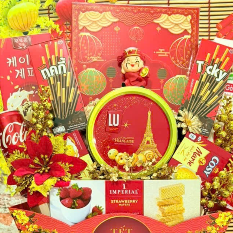 Cận cảnh các món bánh kẹo và hộp thiếc LU trong set