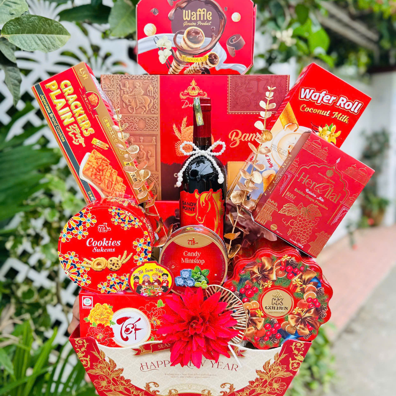 Các hộp bánh kẹo và chai thức uống được phối theo dạng nhiều tầng