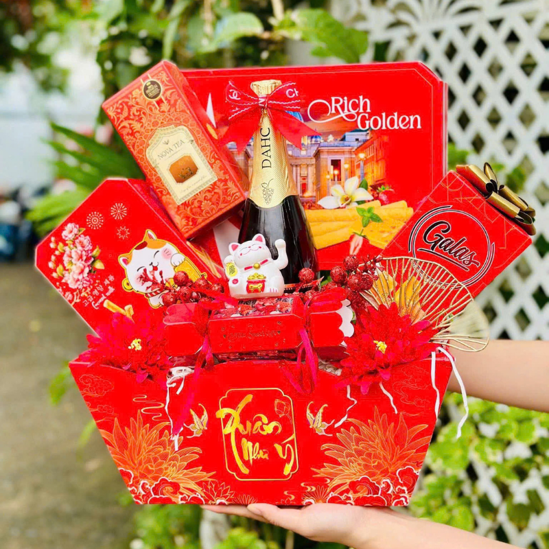 Mẫu tông đỏ với phụ kiện trang trí nổi bật và bố cục quà cân đối