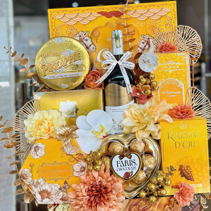 Các hộp bánh kẹo, chocolate và chai thức uống được sắp xếp nổi bật