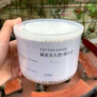 Cận cảnh hộp đựng tăm bông và thiết kế gọn gàng