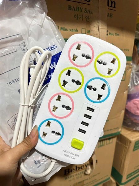 Cận cảnh ổ điện và dây dài 88cm trong lúc cầm sử dụng
