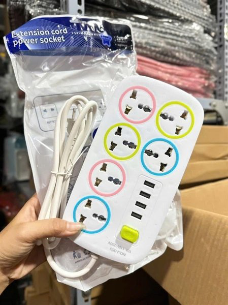 Mặt trước ổ điện với 6 lỗ cắm đa năng và công tắc màu vàng