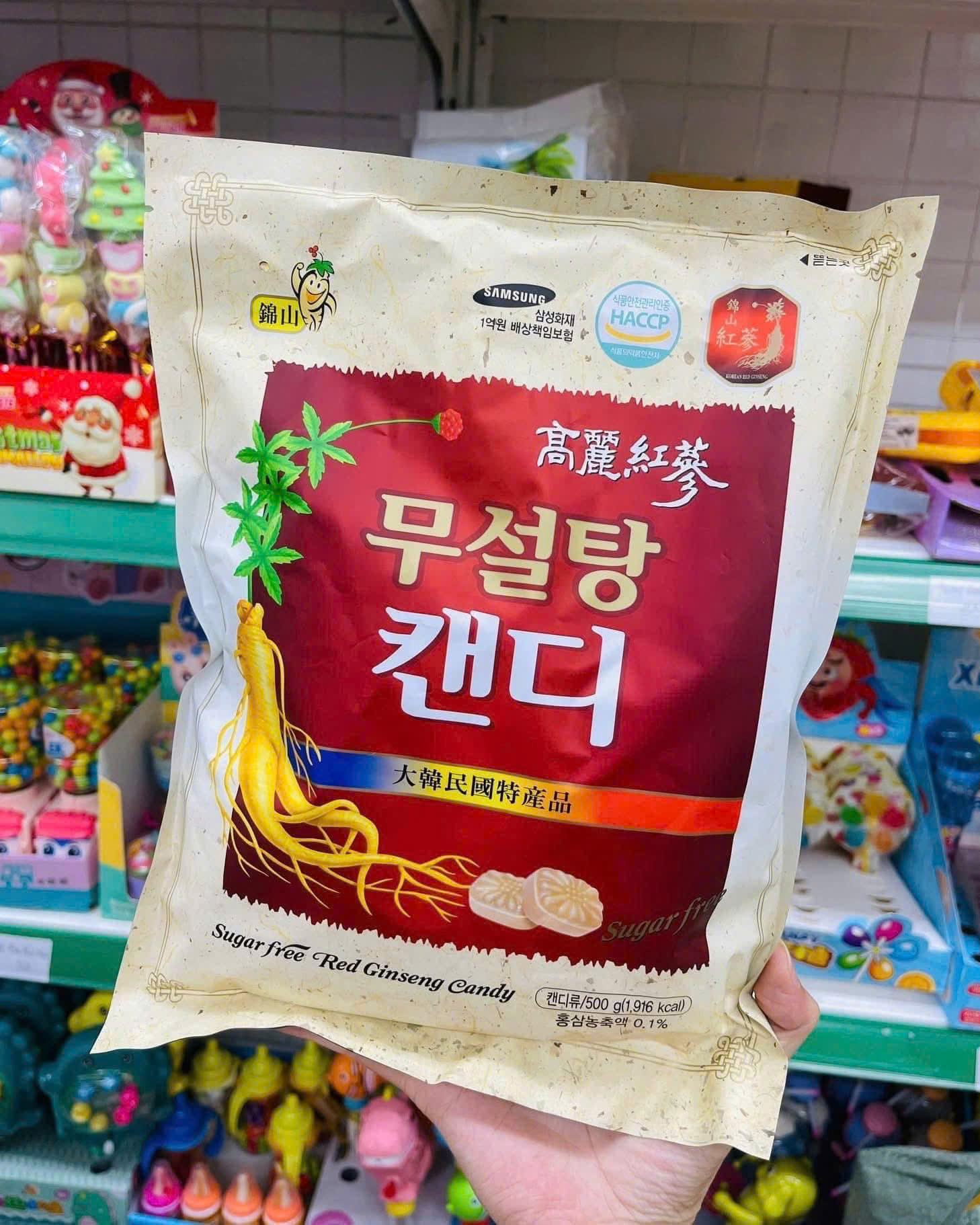 Mặt trước gói kẹo với thông tin 500g và thiết kế hình củ sâm