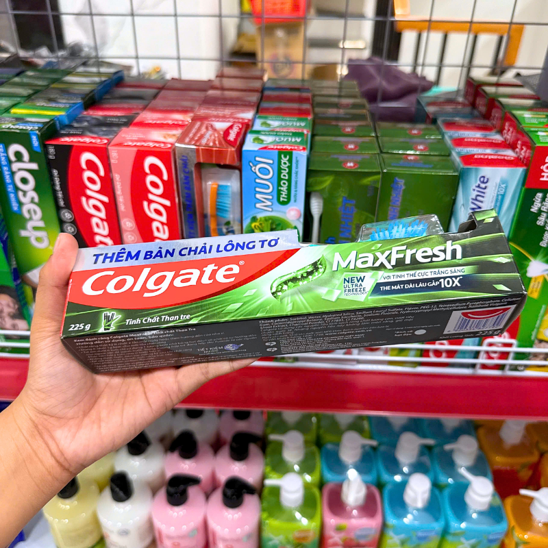 Kem Đánh Răng Colgate Maxfresh Tinh Chất Than Tre 225g + Bàn Chải Colgate Lông Mềm