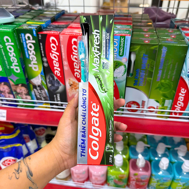 Kem Đánh Răng Colgate Maxfresh Tinh Chất Than Tre 225g + Bàn Chải Colgate Lông Mềm