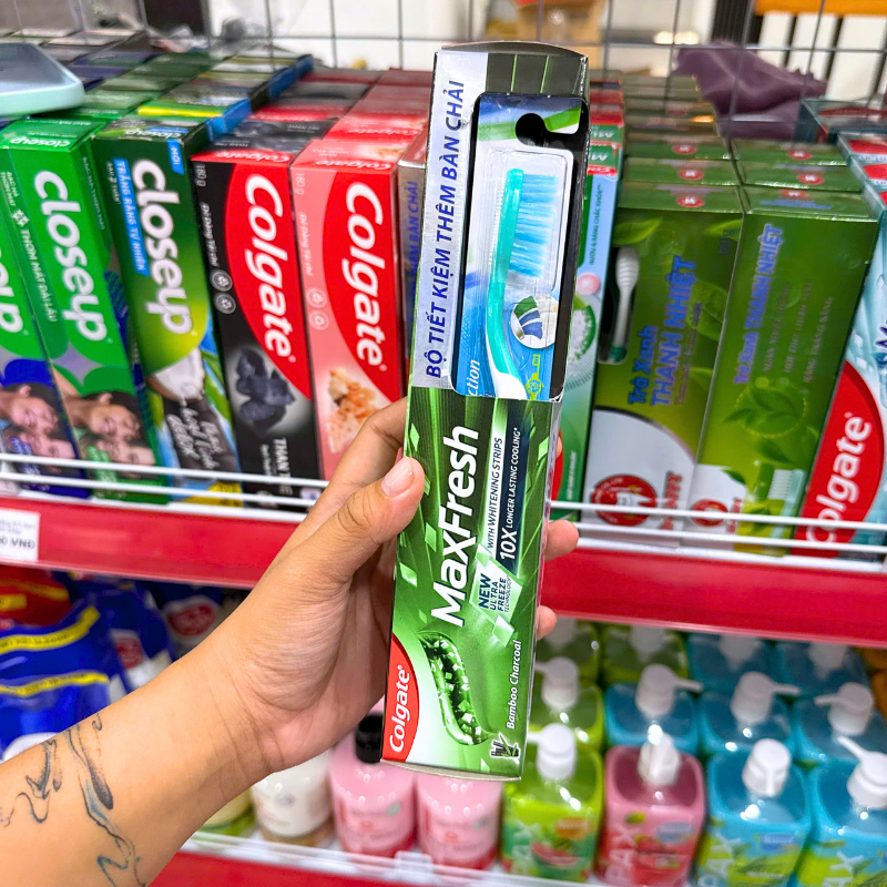 Bàn chải Colgate đi kèm trong hộp sản phẩm