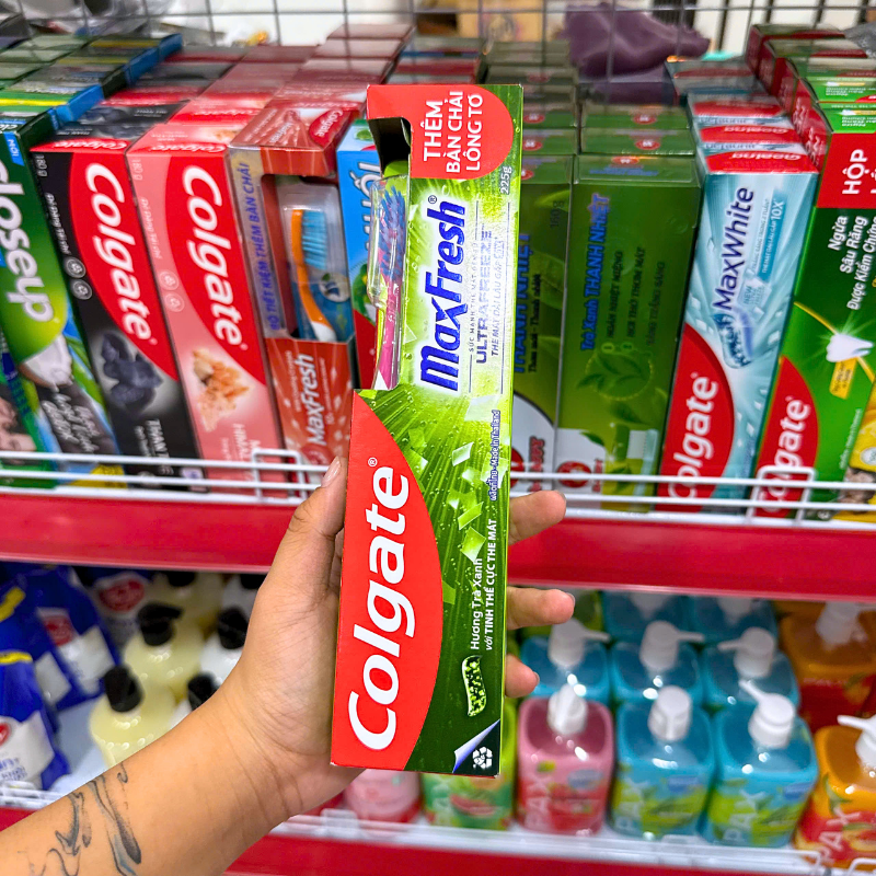Kem Đánh Răng Colgate Maxfresh Trà Xanh 225g Kèm Bàn Chải Colgate Lông Mềm