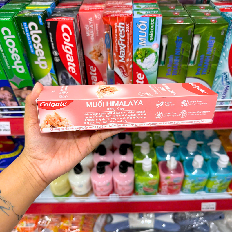 Cạnh hộp thể hiện các tiêu chí: Vegan, Sugar Free, Gluten Free và 97% thành phần có nguồn gốc tự nhiên