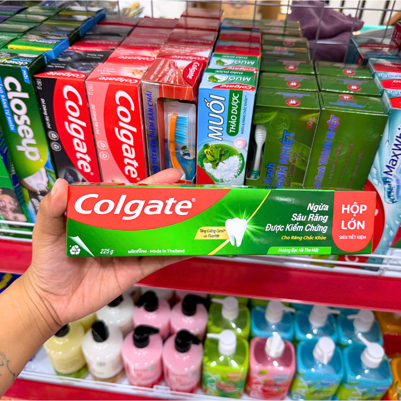 Mặt trước hộp: ngừa sâu răng, hương bạc hà the mát, hộp lớn 225g