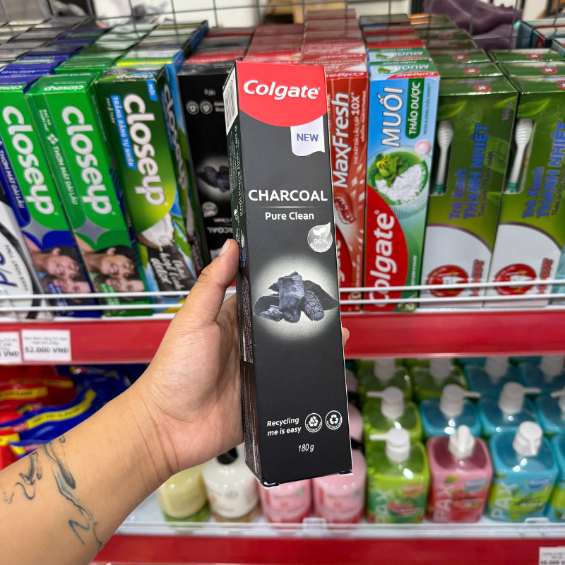 Cạnh hộp thể hiện tên Charcoal Pure Clean và hình than tre