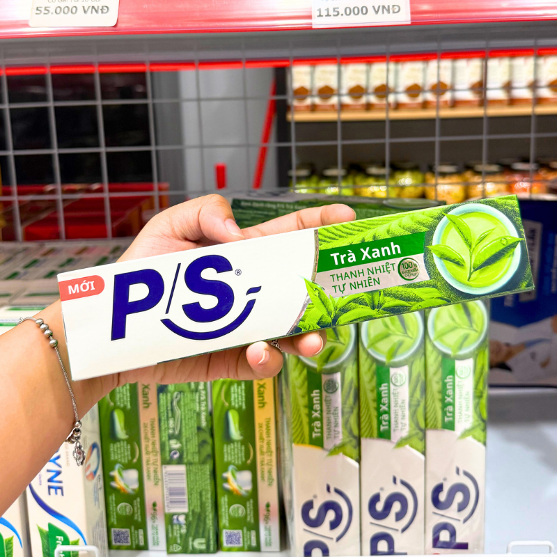 Mặt trước hộp với nhận diện dòng Trà Xanh tông trắng xanh.