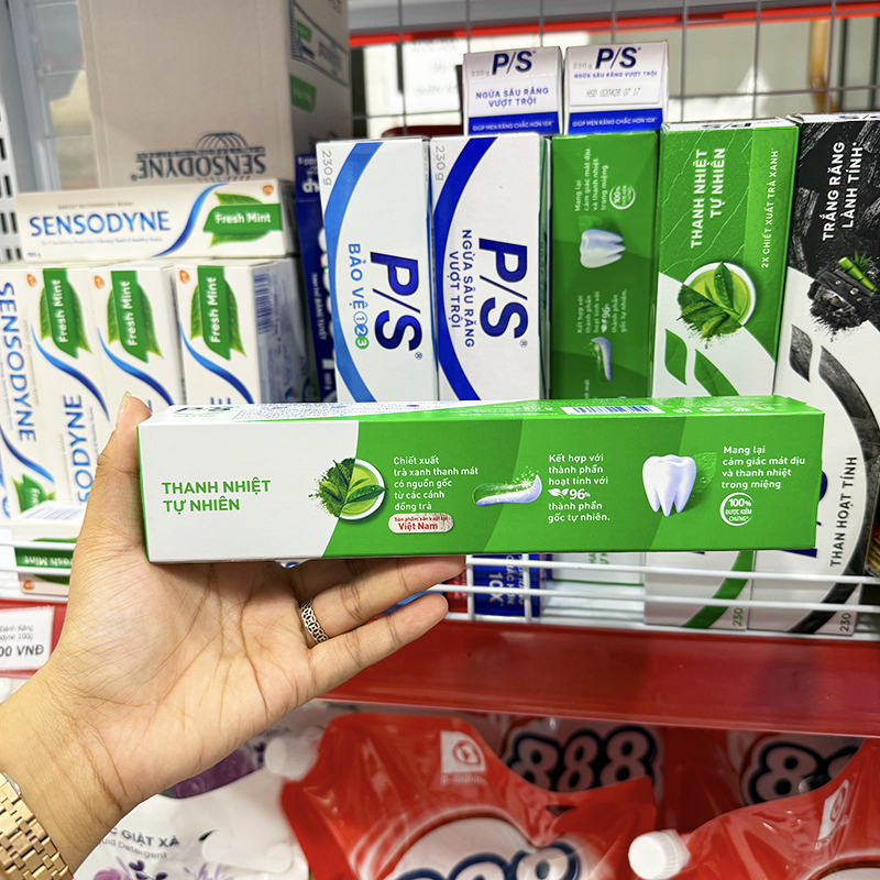 Mặt bên hộp thể hiện các điểm nhấn về trà xanh và thành phần gốc tự nhiên