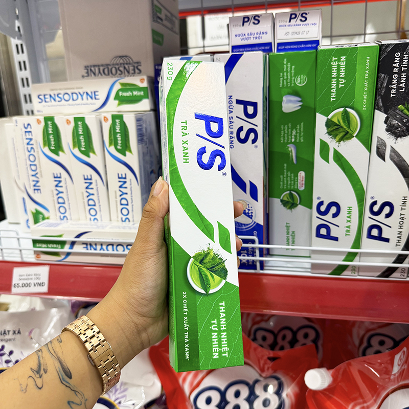 Thiết kế bao bì tông trắng xanh dễ nhận diện trên kệ hàng
