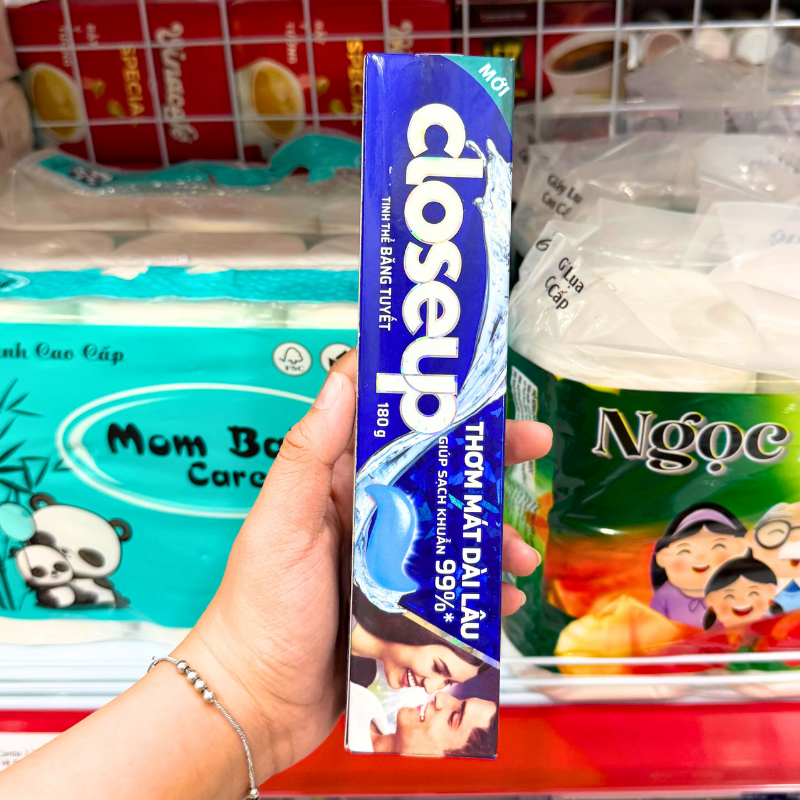 Mặt trước hộp CloseUp với dòng “Thơm mát dài lâu” và 180g.