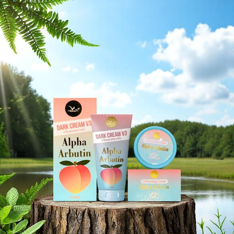 Kem dưỡng alpha arbutin đặt cạnh đủ hộp, tuýp và hũ trong ảnh dàn cảnh