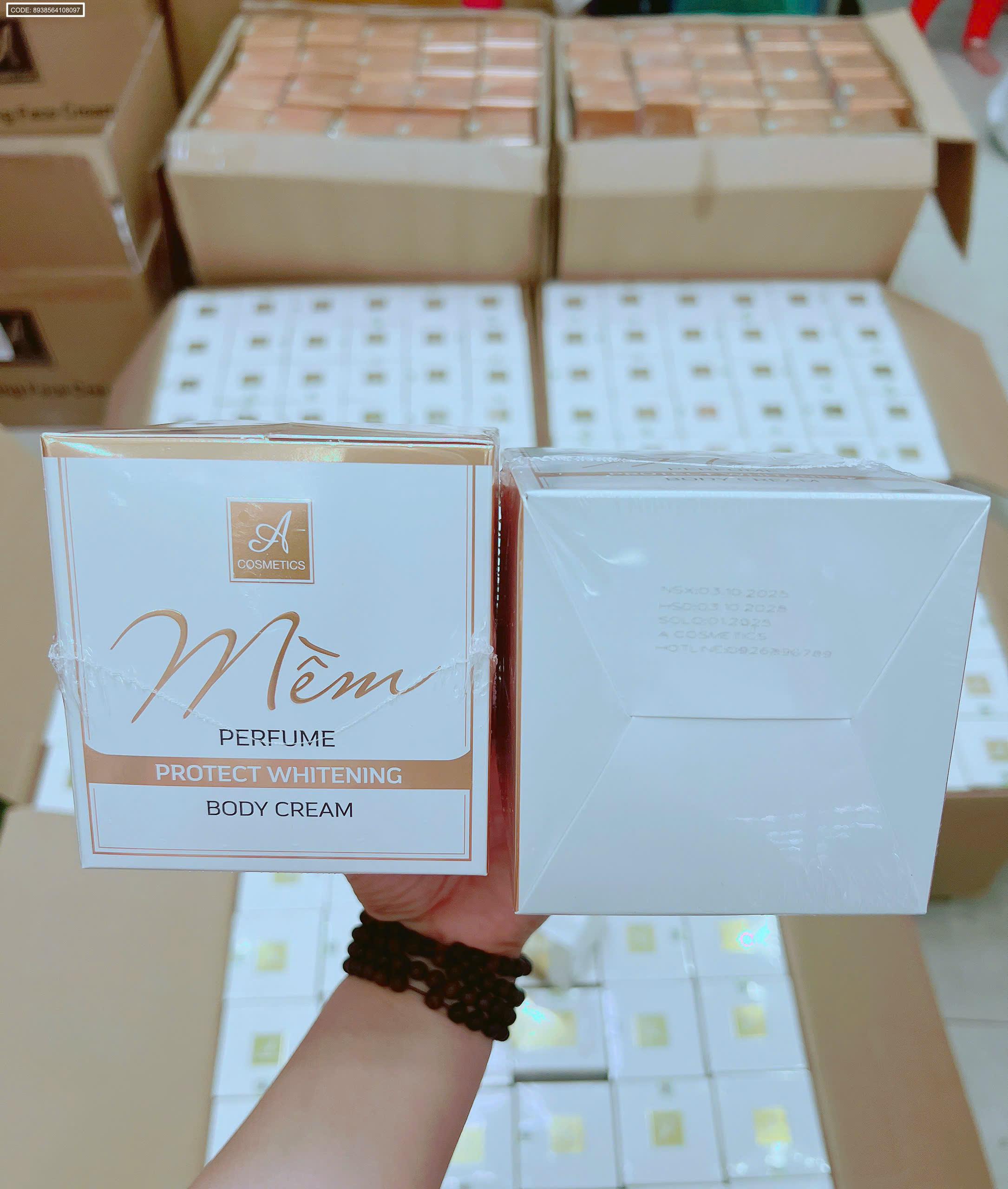 Mặt trước hộp trắng vàng in rõ chữ Mềm Perfume Body Cream