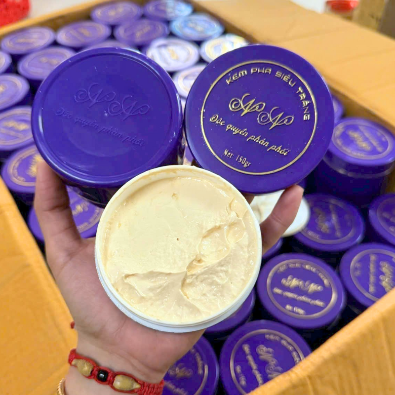 Chất kem bên trong và hũ màu tím 150g