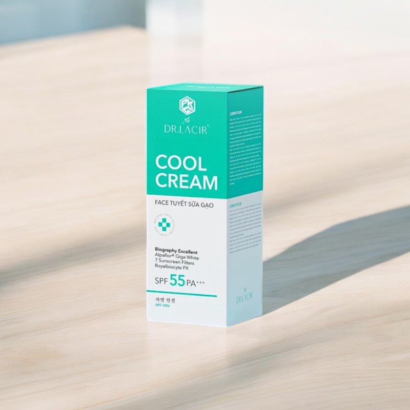 Hộp Cool Cream Face Tuyết Sữa Gạo đặt trên mặt bàn sáng màu