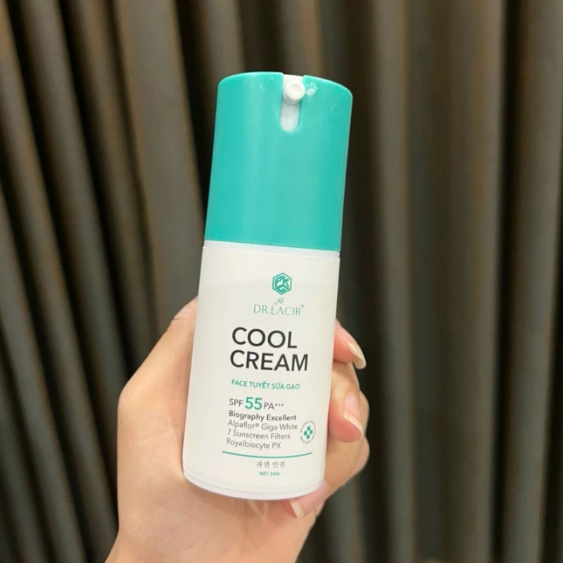 Cận cảnh đầu bơm và thông tin SPF 55 PA+++ trên chai