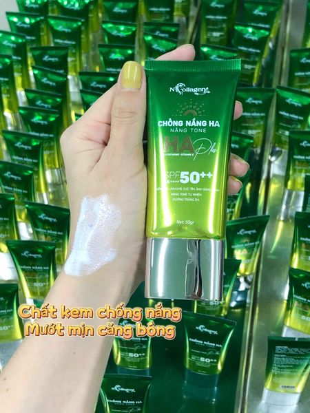 Chất kem mỏng mịn khi tán trên da tay