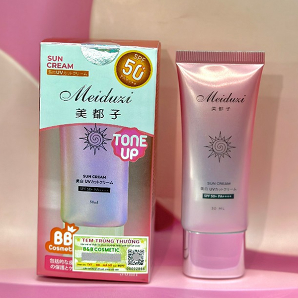 Cận cảnh bao bì, tên dòng Sun Cream và dung tích 30ml