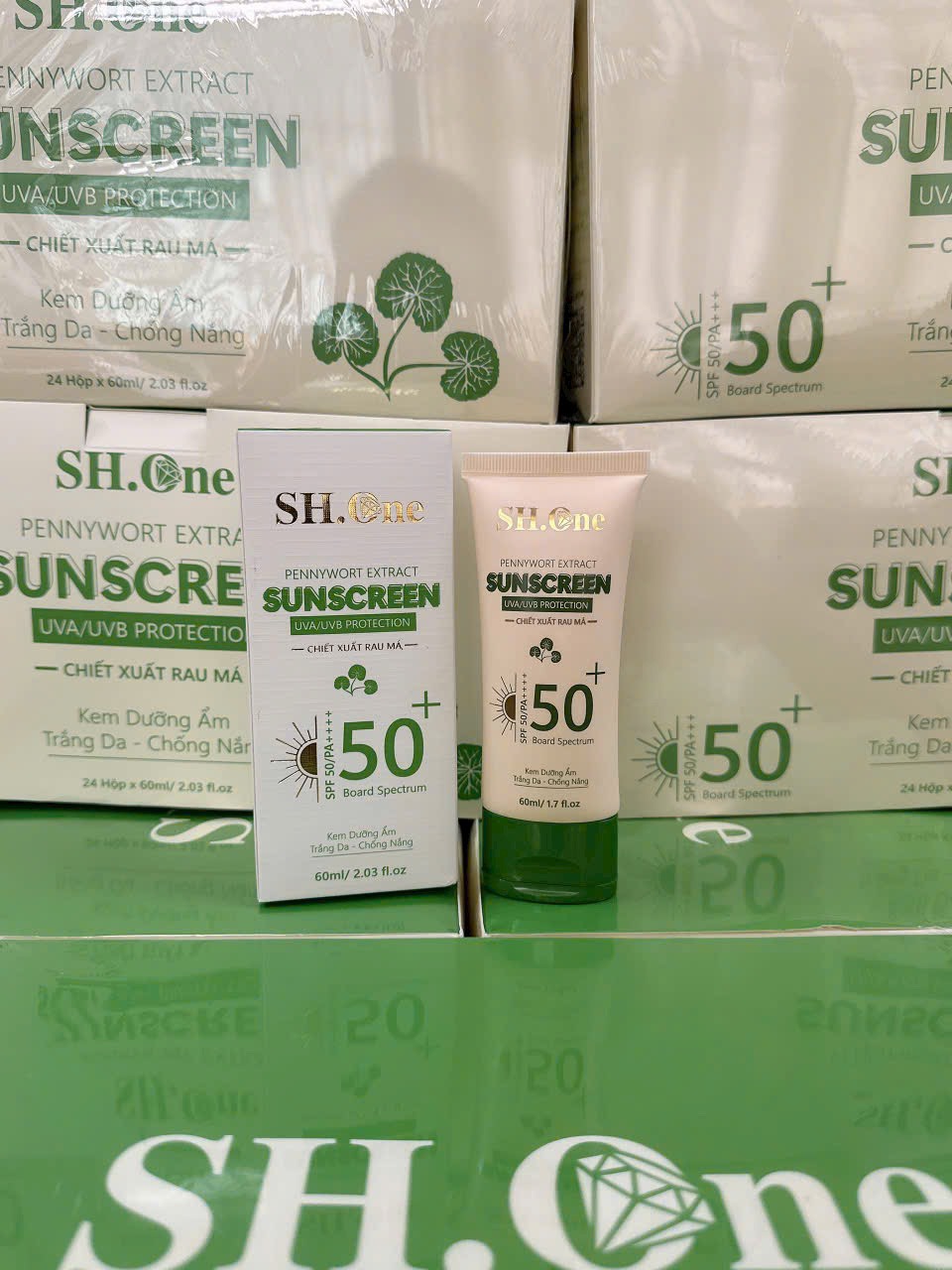 Hình ảnh hộp và tuýp kem với thông tin SPF 50+ 60ml