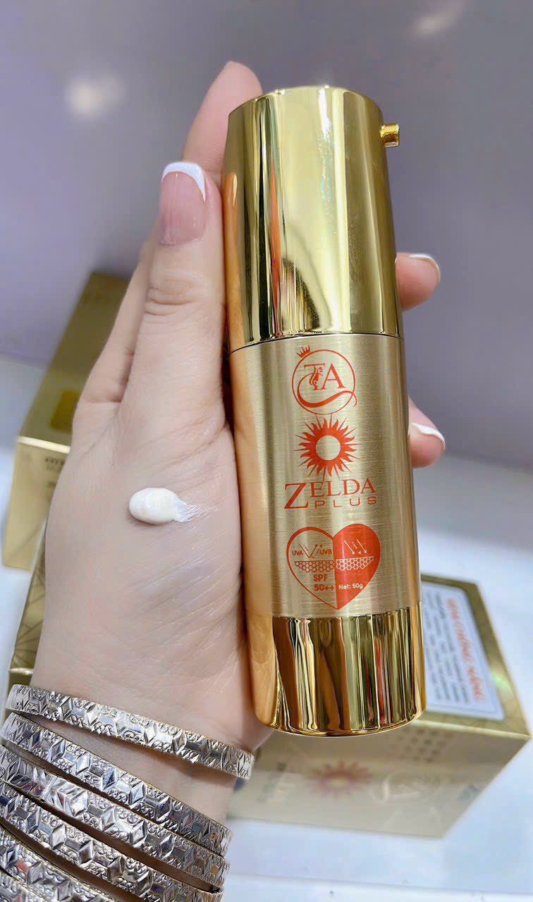 Thiết kế chai màu vàng và chất kem khi lấy ra tay