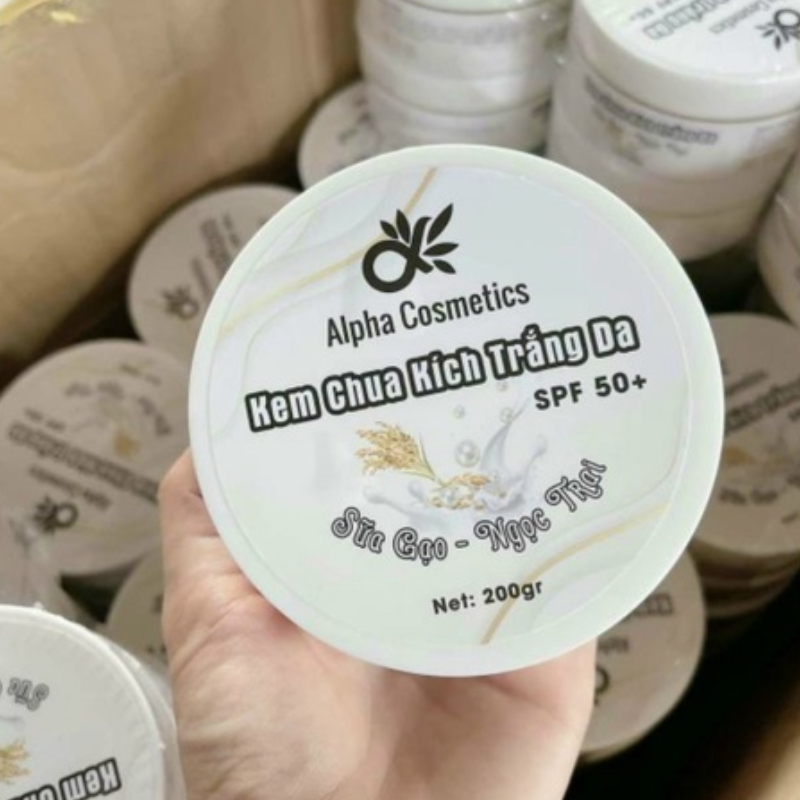 Hũ 200g cầm trên tay, nắp in rõ Sữa Gạo - Ngọc Trai
