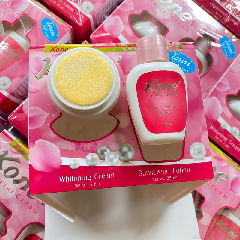 Set mini đặt trên hộp, thấy rõ hũ kem 4g và chai 25ml