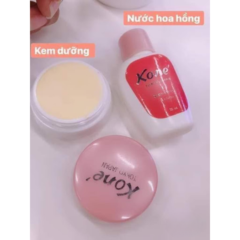 Ảnh ghi rõ kem dưỡng và nước hoa hồng trong cùng set