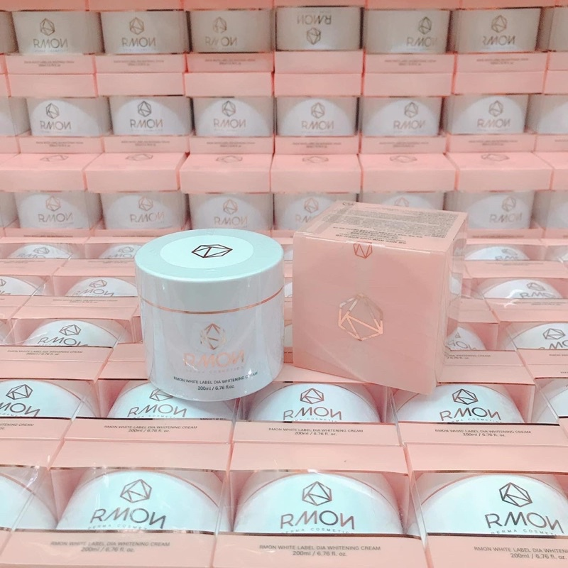 Một hũ và một hộp đặt trước phông nền nhiều hộp xếp lớp đồng bộ.