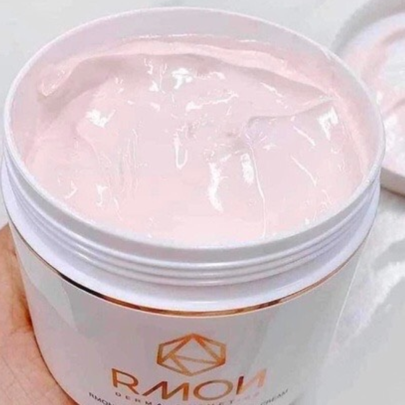 Hũ đã mở nắp, bề mặt kem màu hồng nhạt nhìn mịn và dẻo.