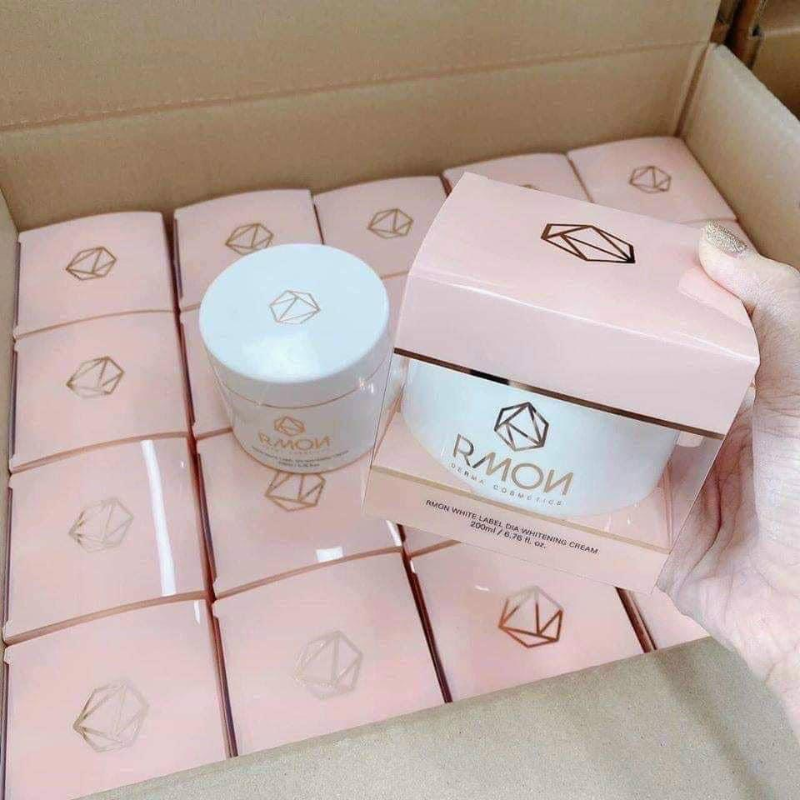 Nhiều hộp hồng xếp trong thùng, cầm một hộp và một hũ để đối chiếu.