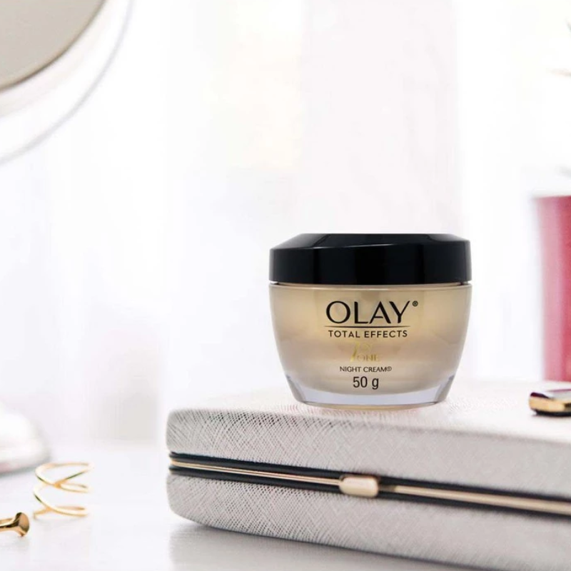 Hũ kem 50 g với nắp đen và chữ Night Cream rõ trên thân