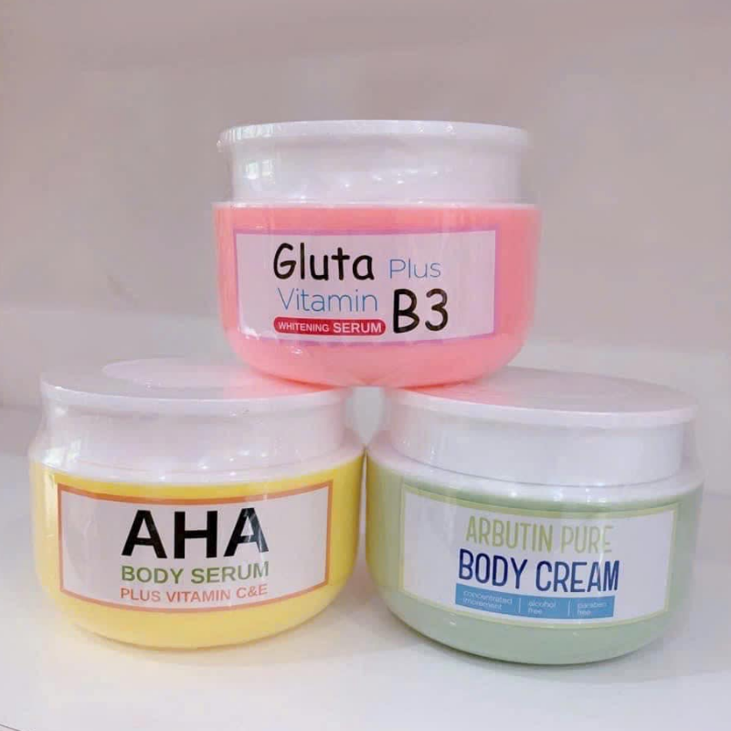 Ba hũ body cream đặt cạnh nhau, bản AHA ở góc trái dưới dễ nhận ra