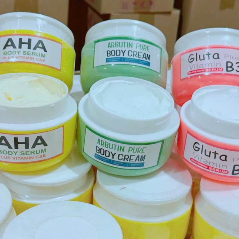 Nhiều hũ dưỡng thể xếp cạnh nhau, phiên bản AHA nổi bật với nhãn vàng