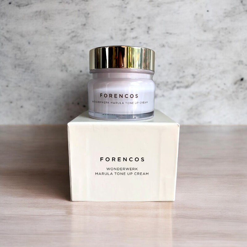 Hũ kem nắp bạc đặt trên hộp trắng cùng tên dòng Wonderwerk Marula Tone Up Cream