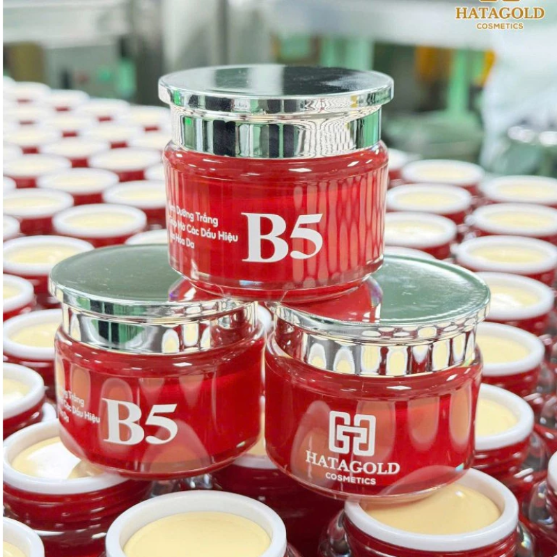 Cận cảnh hũ kem đỏ với nhận diện B5 Hatagold Cosmetics