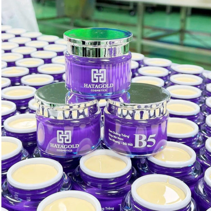 Nhiều hũ màu tím kích thước nhỏ được trưng bày cùng kem bên trong.