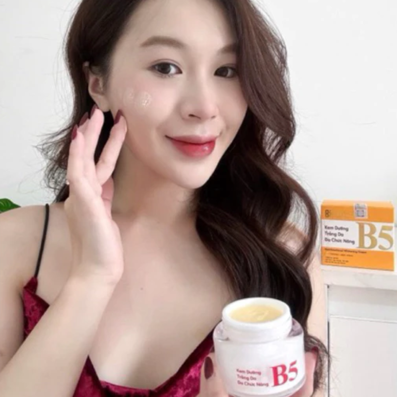 Minh họa cầm hũ kem nhỏ khi thoa lên da mặt