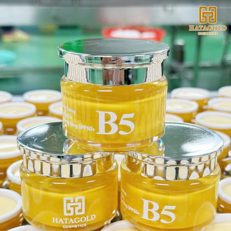 Cận cảnh thiết kế hũ kem B5 màu vàng với nắp ánh bạc