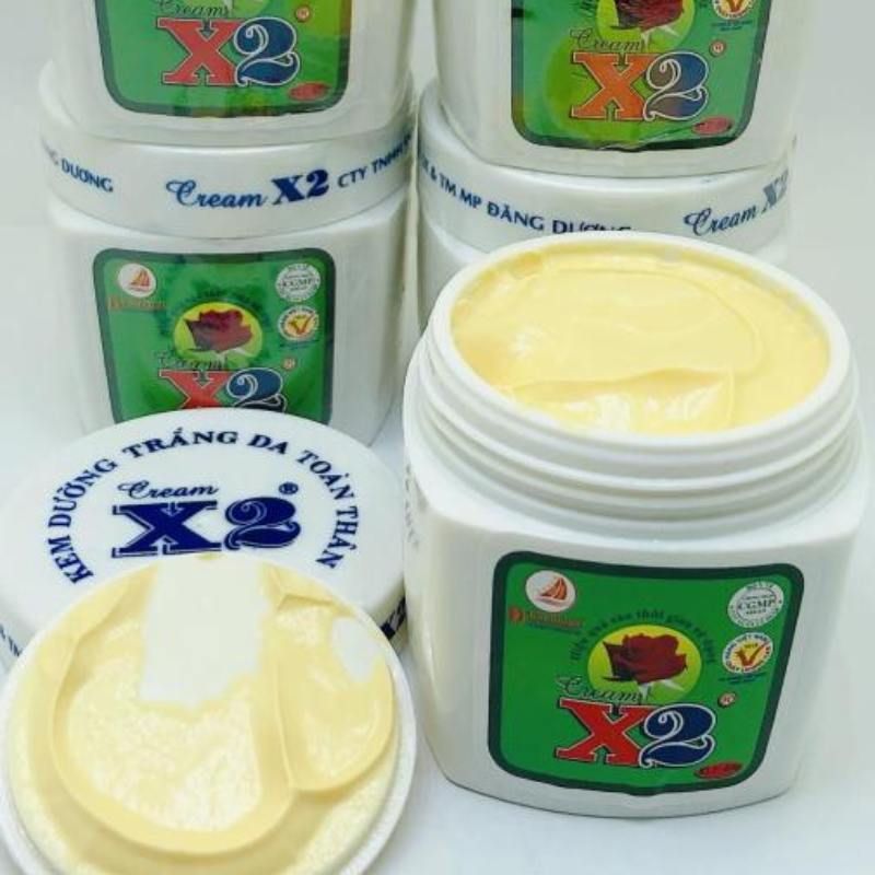 Hũ kem mở nắp, lộ chất kem vàng nhạt và miệng hũ rộng