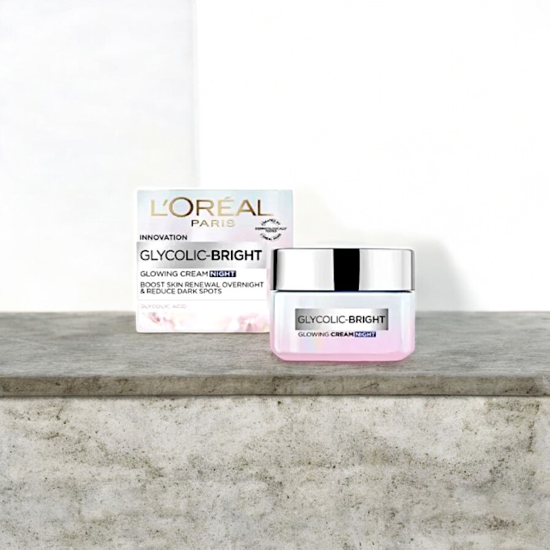 Kem dưỡng đêm Loreal đặt cạnh hộp cùng dòng, dễ đối chiếu tên Glowing Cream Night.