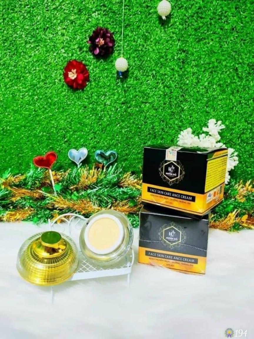 Hình ảnh tổng thể sản phẩm với hộp và hũ kem nhỏ gọn
