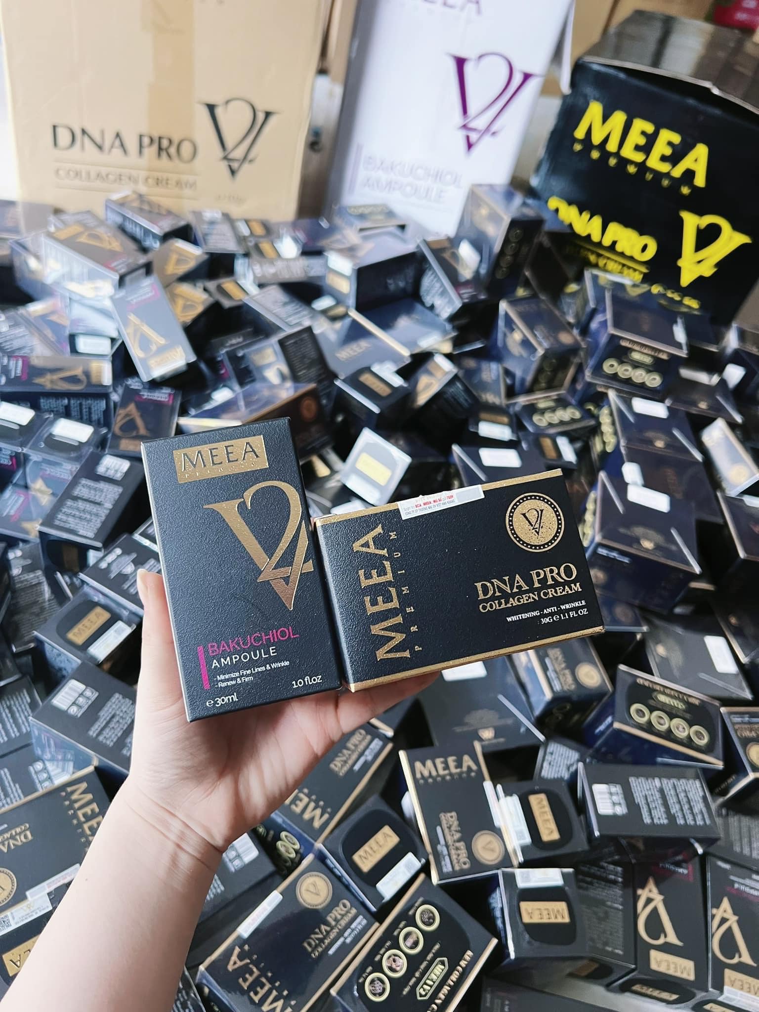 Bao bì dòng DNA Pro Collagen Cream đi kèm sản phẩm cùng bộ