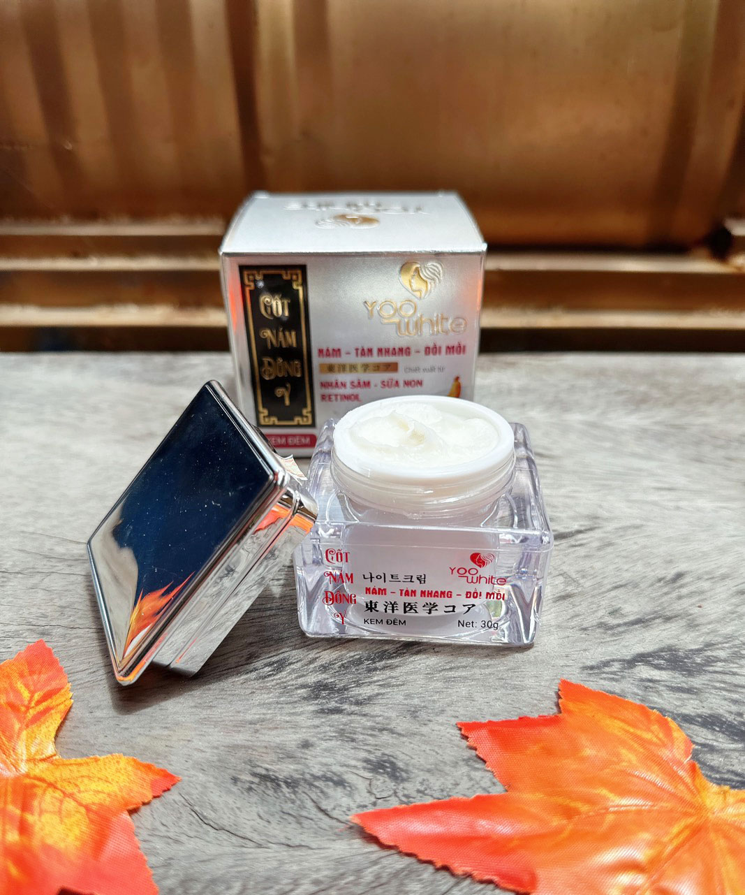 Hũ kem và hộp sản phẩm, thể hiện dòng kem đêm dùng cho da mặt