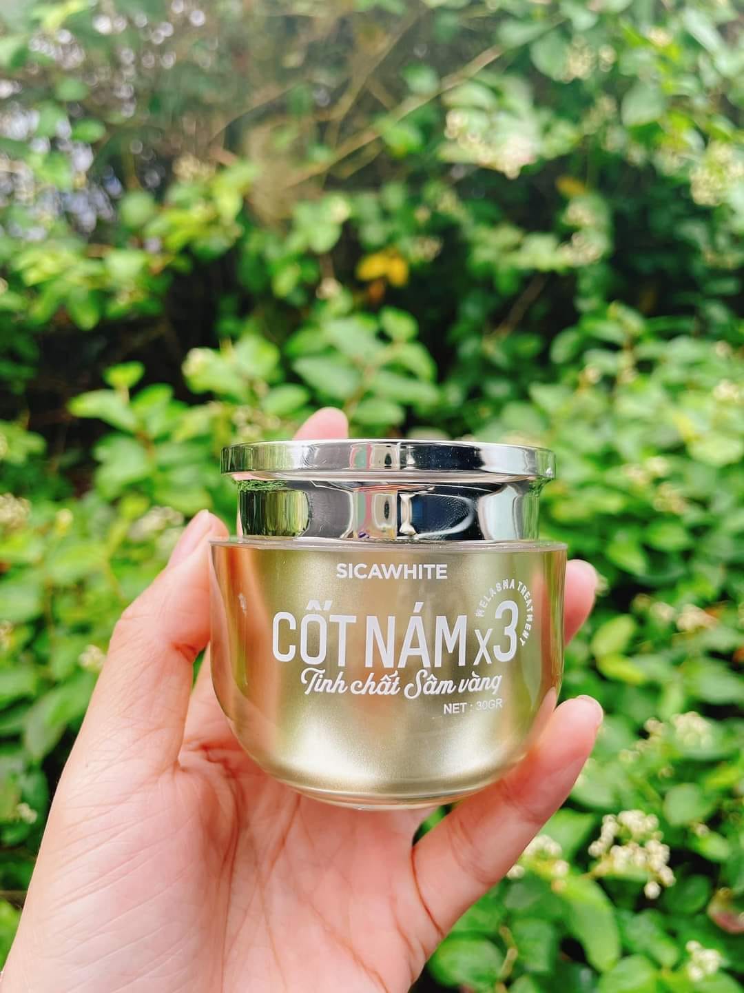 Cận cảnh hũ kem 30gr cầm trên tay