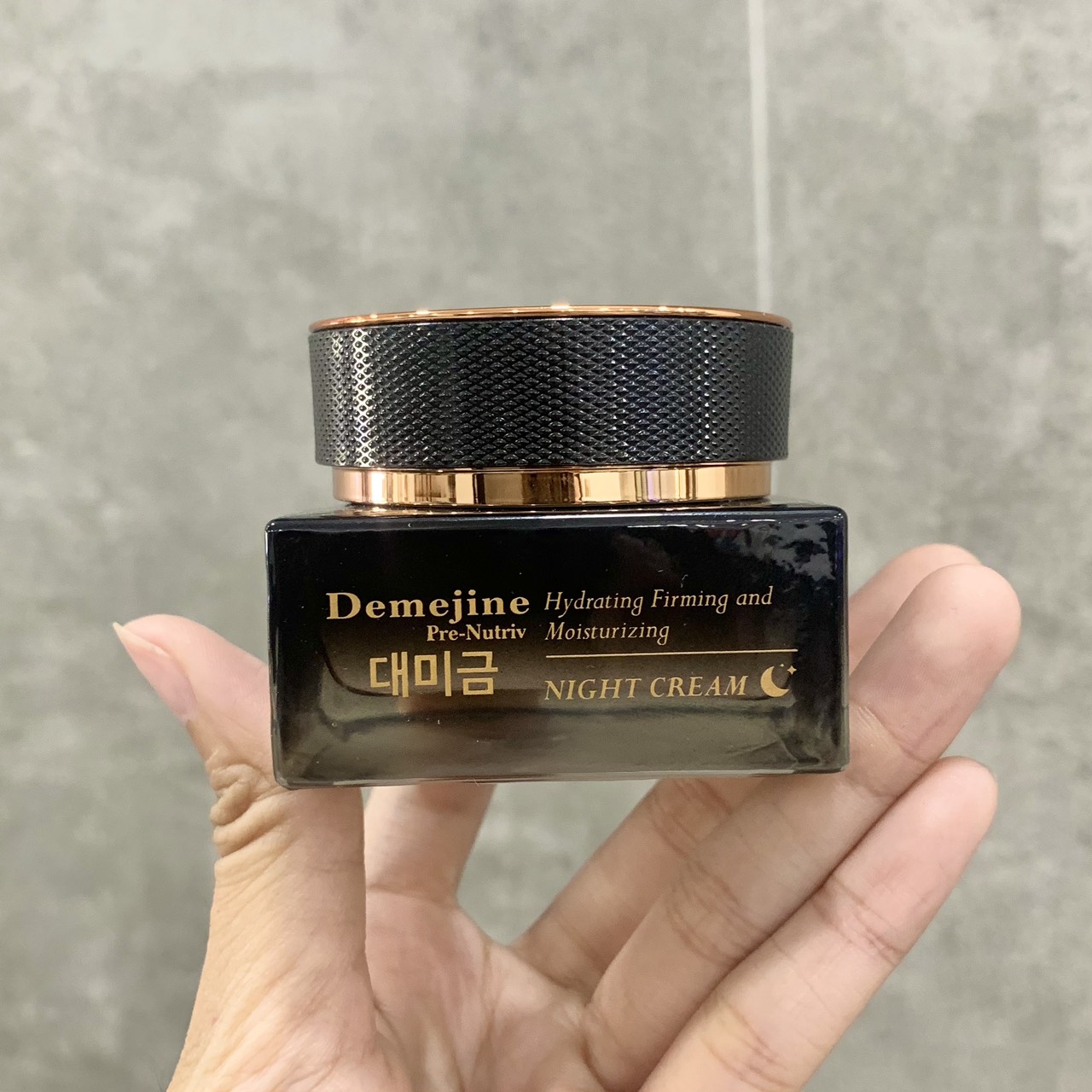 Cận cảnh hũ kem với nhãn “Hydrating Firming and Moisturizing – Night Cream”